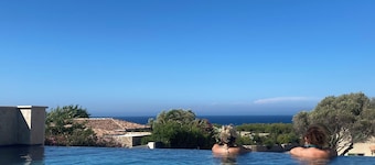 Comfortable 8-person villa with pool and sea view