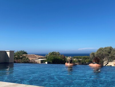 Comfortable 8-person villa with pool and sea view