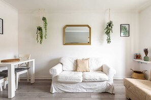 Leilighet – basic, 1 dobbeltseng med sovesofa | Oppholdsområde | TV