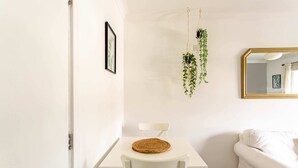 Eenvoudig appartement, 1 tweepersoonsbed met slaapbank | Interieur
