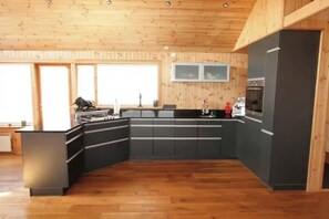 Frigorífico, horno, placa de cocina y lavavajillas