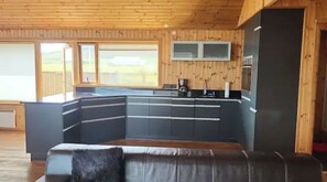 Frigorífico, horno, placa de cocina y lavavajillas