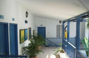 Vista frontal de la propiedad