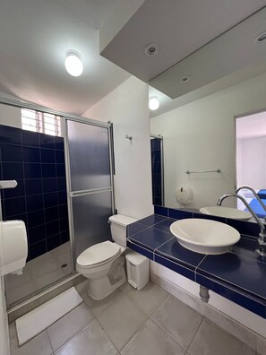 Superior Quadruple Room | Bathroom | Shower, towels, soap, toilet paper - La Ballena Azul Hotel (Santa Marta)