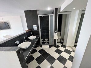 Presidential Room | Bathroom | Shower, towels, soap, toilet paper - La Ballena Azul Hotel (Santa Marta)