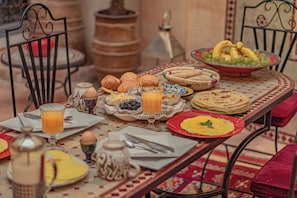 Desayuno con opciones de la cocina local incluido todos los días 
