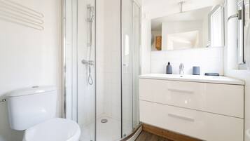 Douche, serviettes fournies