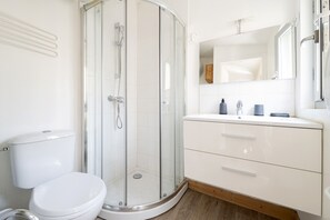 Een douche, handdoeken