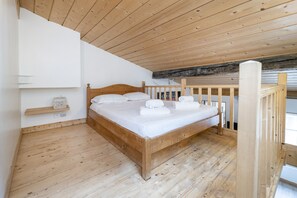 1 slaapkamer, een strijkplank/strijkijzer, gratis wifi, beddengoed