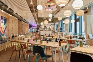 供应早餐、午餐和晚餐，地中海菜