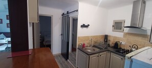 Frigorífico, microondas, placa de cocina y cafetera o tetera