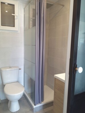 Douche, articles de toilette gratuits, sèche-cheveux