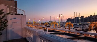 TrĂšs Beau T2 sur le Port de Carry le Rouet