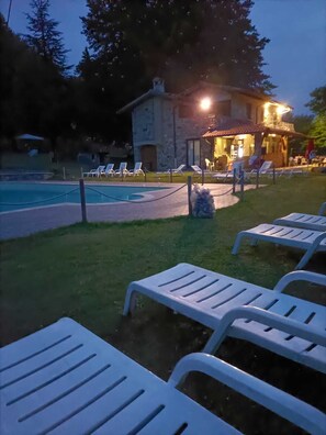 Een seizoensgebonden buitenzwembad en parasols bij het zwembad