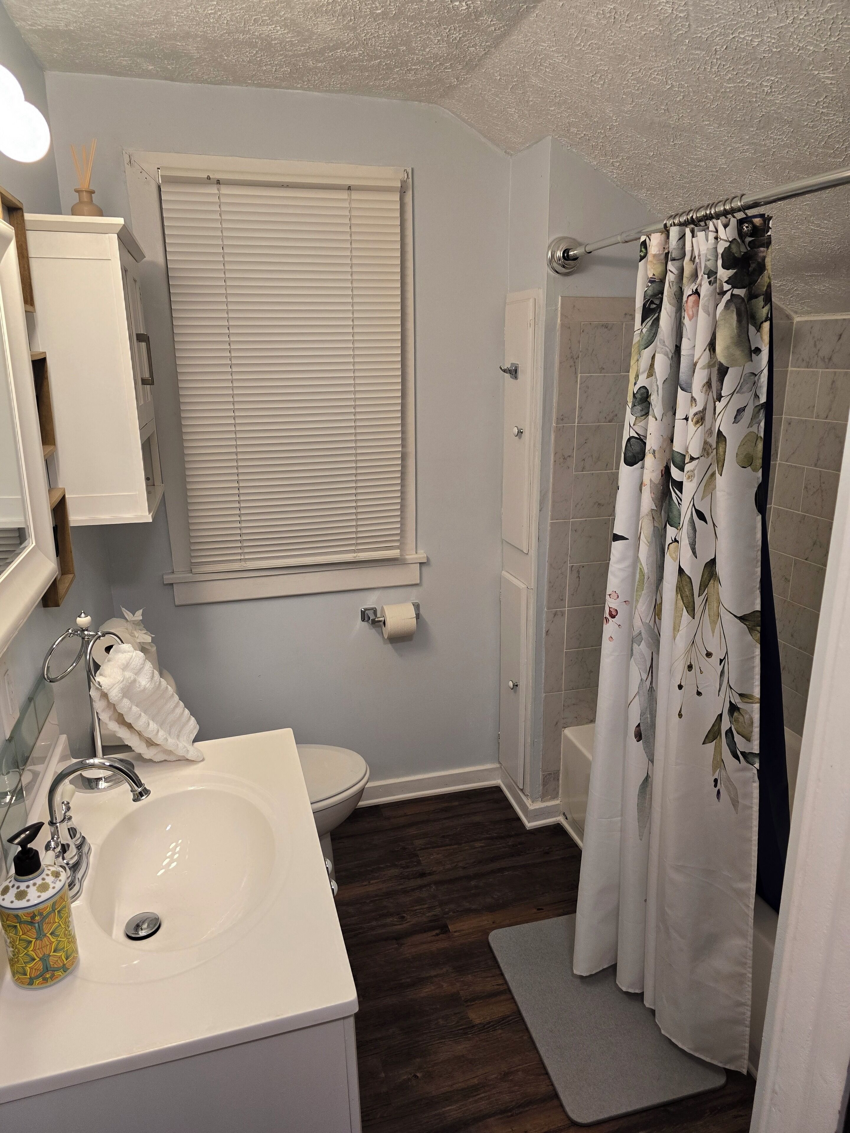 Haartrockner, Handtücher, Seife, Shampoo