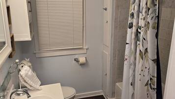 Haartrockner, Handtücher, Seife, Shampoo