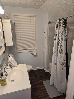 Sèche-cheveux, serviettes fournies, savon, shampoing