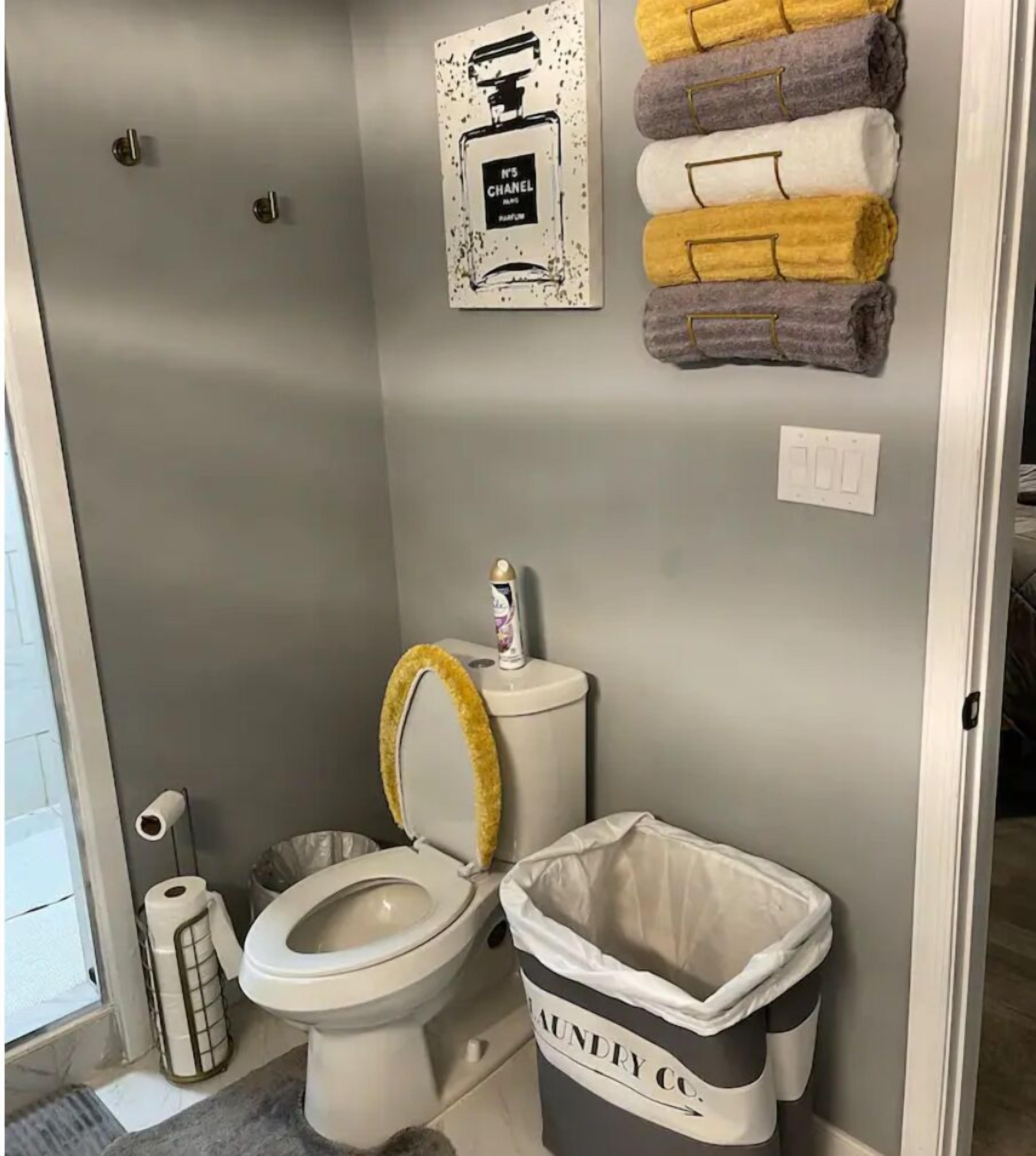 Secador de pelo, toallas, jabón, shampoo