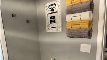 Secador de pelo, toallas, jabón, shampoo