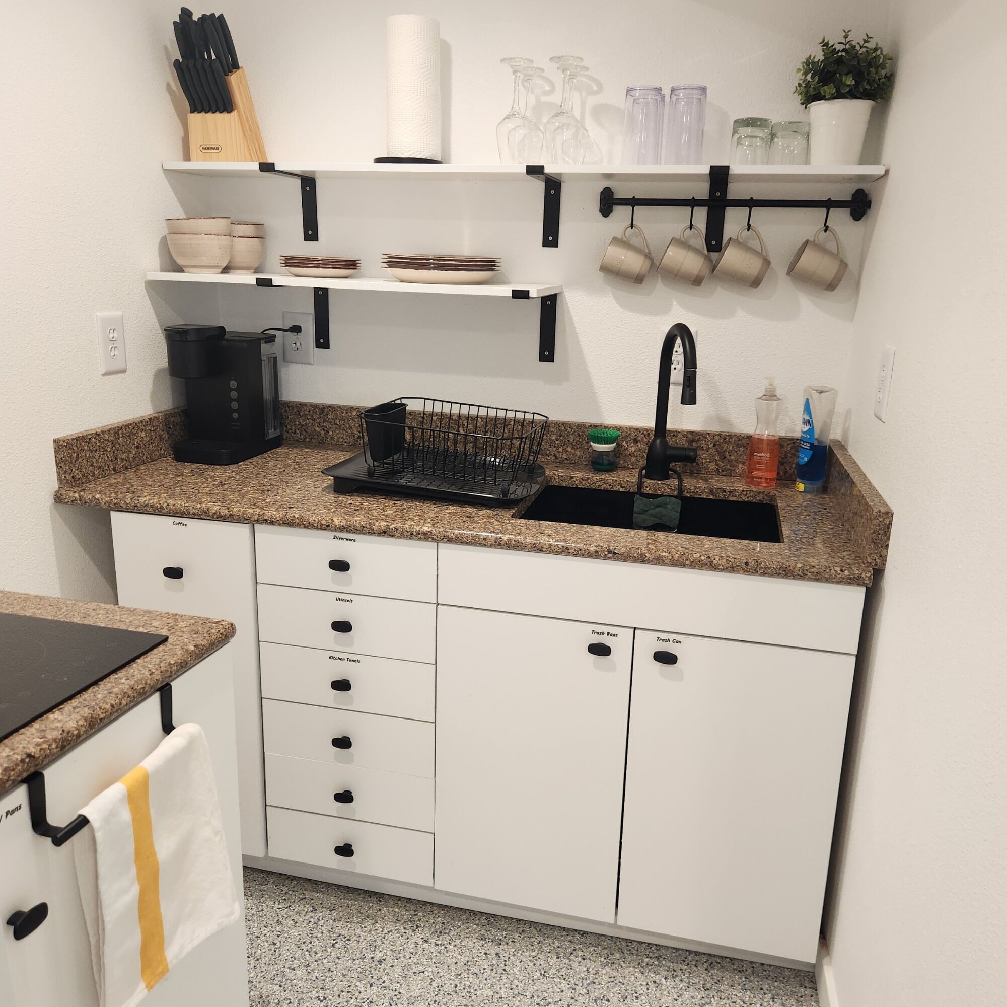 Køleskab, mikrobølgeovn, kaffe-/temaskine, brødrister