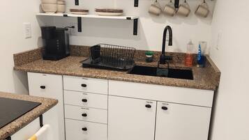 Køleskab, mikrobølgeovn, kaffe-/temaskine, brødrister