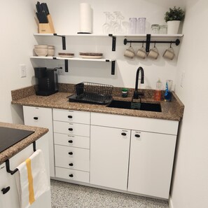 Jääkaappi, mikroaaltouuni, kahvin-/teenkeitin, leivänpaahdin