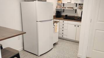 Een koelkast, een microgolfoven, een koffiezetapparaat/waterkoker