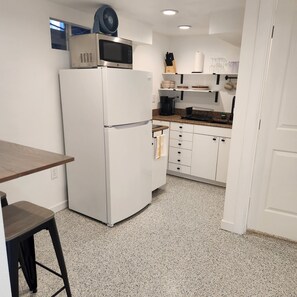 Réfrigérateur, micro-ondes, cafetière/bouilloire, grille-pain