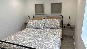 1 dormitorio, tabla de planchar con plancha, wifi y ropa de cama