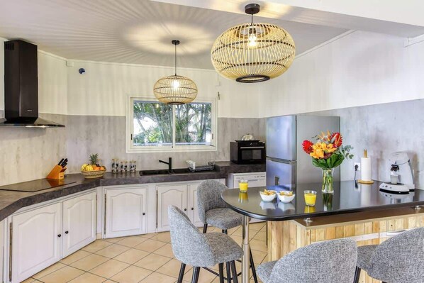 Fridge, microwave, oven, stovetop - Kaz Voyageur - Rez de Villa 3* à L'Ermitage (Saline les Bains)