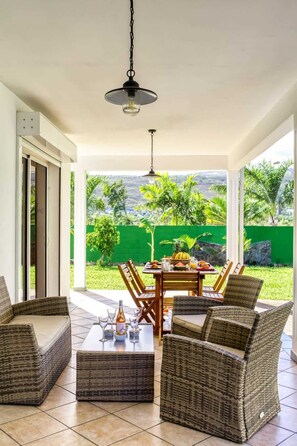 Outdoor dining - Kaz Voyageur - Rez de Villa 3* à L'Ermitage (Saline les Bains)