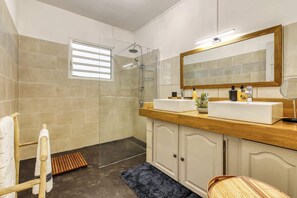 Douche, sèche-cheveux, serviettes fournies