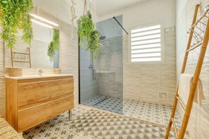 Badewanne, Haartrockner, Handtücher