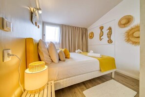 6 slaapkamers, een bureau, een strijkplank/strijkijzer, wifi