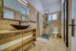 Ducha, secador de pelo y toallas