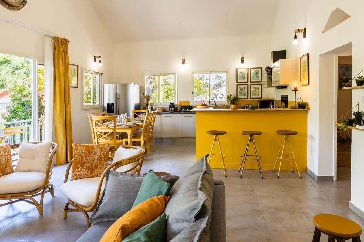 Un espace de vie moderne comprenant un coin repas, une cuisine et un bar.