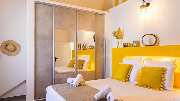 A hotel room with a bed, a wardrobe, and a mirror. - Kaz Zévi - Haut de Villa 4* à la Saline les Bains (Saint-Paul)