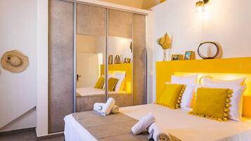 Une chambre d’hôtel avec un lit, une armoire et un miroir.