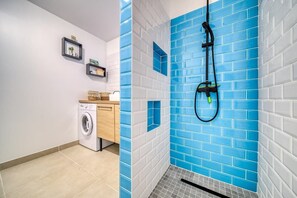 Suihku, hiustenkuivaaja