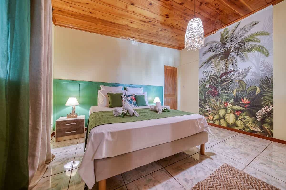 2 dormitorios, escritorio, tabla de planchar con plancha y cuna de viaje