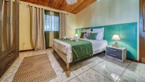 Une chambre à coucher avec un lit, une table de chevet et un plafond en bois.
