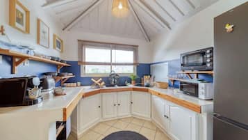 KĂŒhlschrank, Mikrowelle, Ofen, Herdplatte