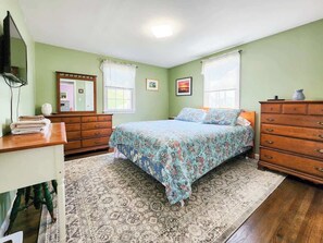 3 bedrooms, travel cot, WiFi, bed sheets