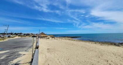 Happy Daze are here again! Cute condo by the Bay!