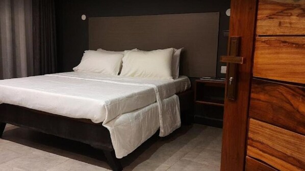 1 bedroom, WiFi, bed sheets - Ashleys Hotel - Apartment 8 (Kampala)