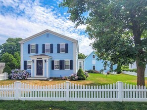 Exterior - Sea St Stunner in Harwichport - Classic Cape house (Harwichport)