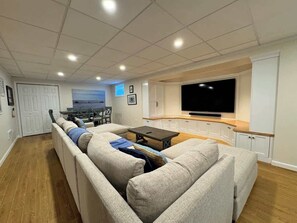 TV - Sea St Stunner in Harwichport - Classic Cape house (Harwichport)