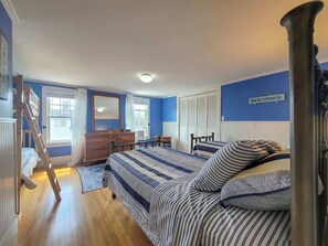5 slaapkamers, een strijkplank/strijkijzer, reisbedje, wifi