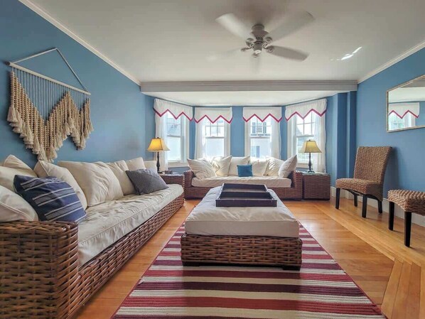 TV - Sea St Stunner in Harwichport - Classic Cape house (Harwichport)