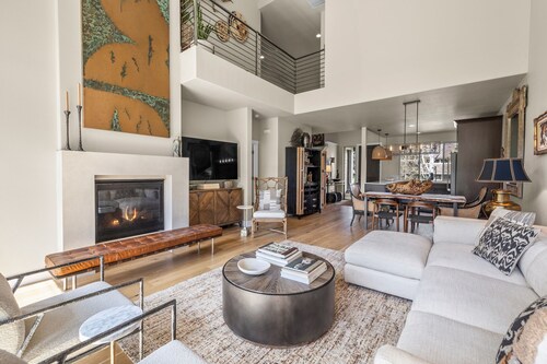 Sensational Designer's Townhouse in the heart of Eagle Crest. 